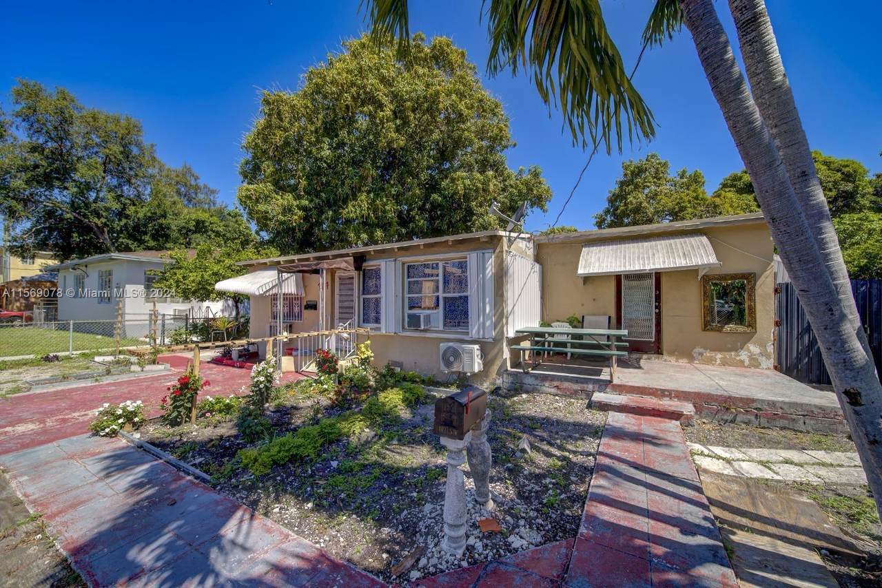 1877 6th St - Photo 1