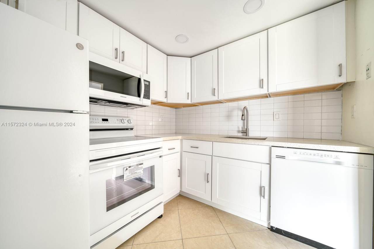 496 165th St Rd - Photo 1