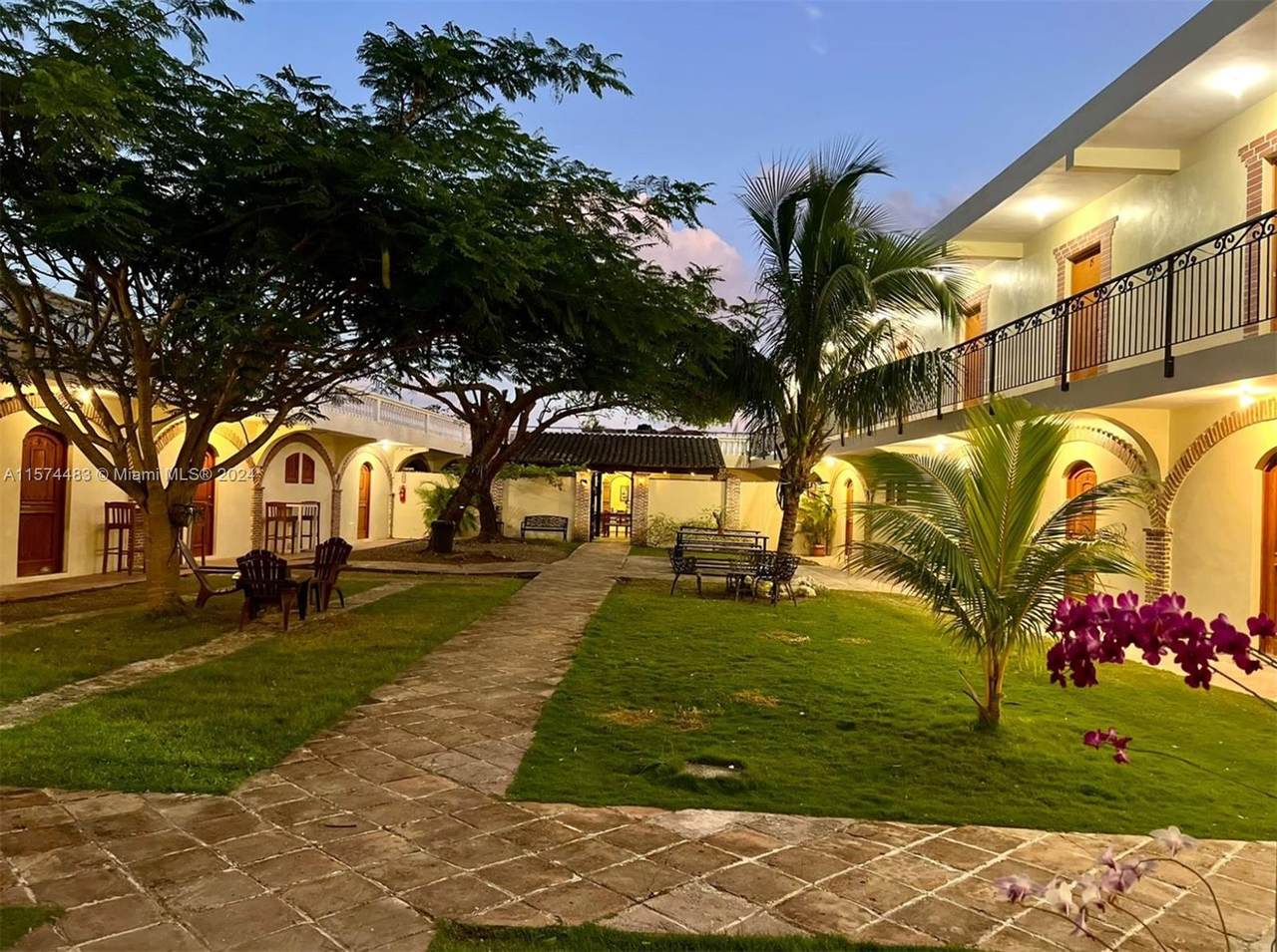 https://bt-photos.global.ssl.fastly.net/miami/1280_boomver_1_A11574483-2.jpg