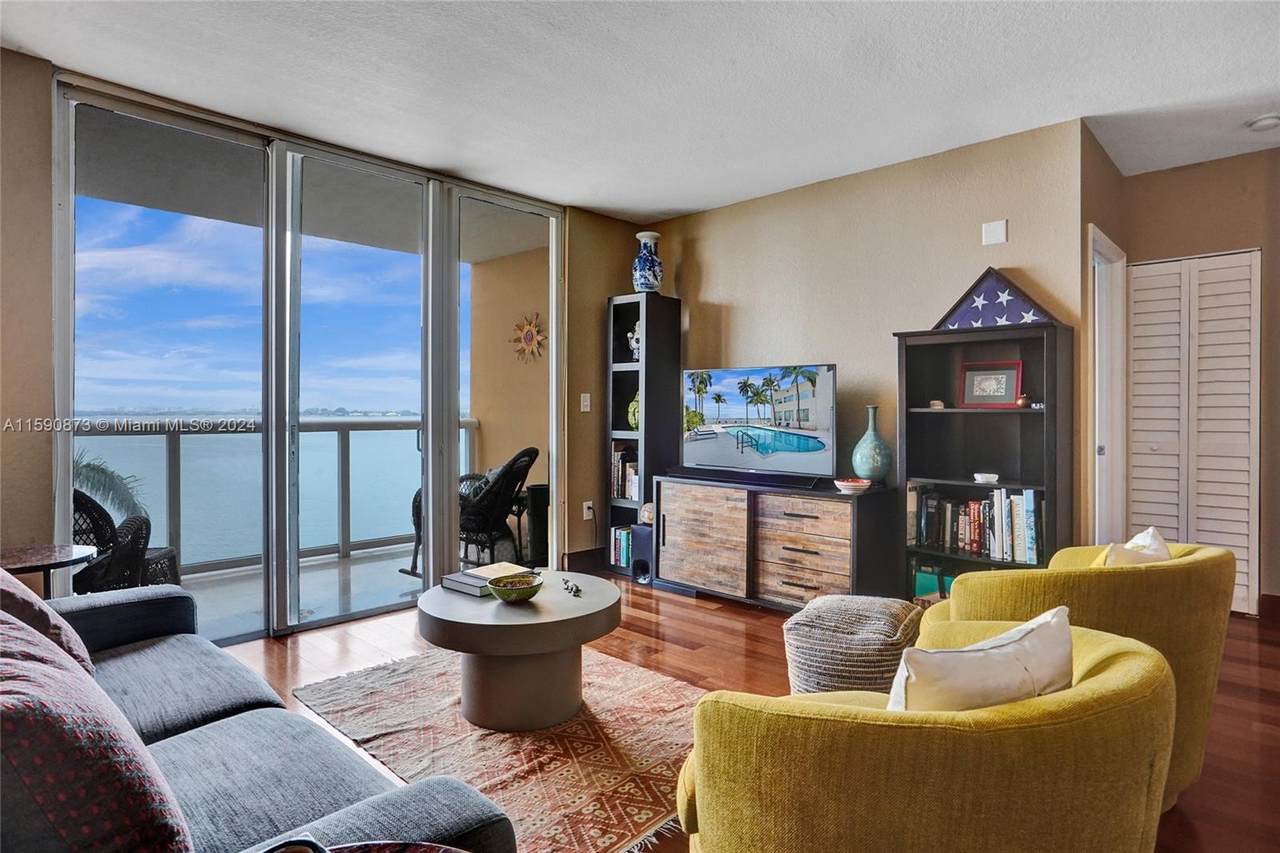 1625 Kennedy Cswy - Photo 1