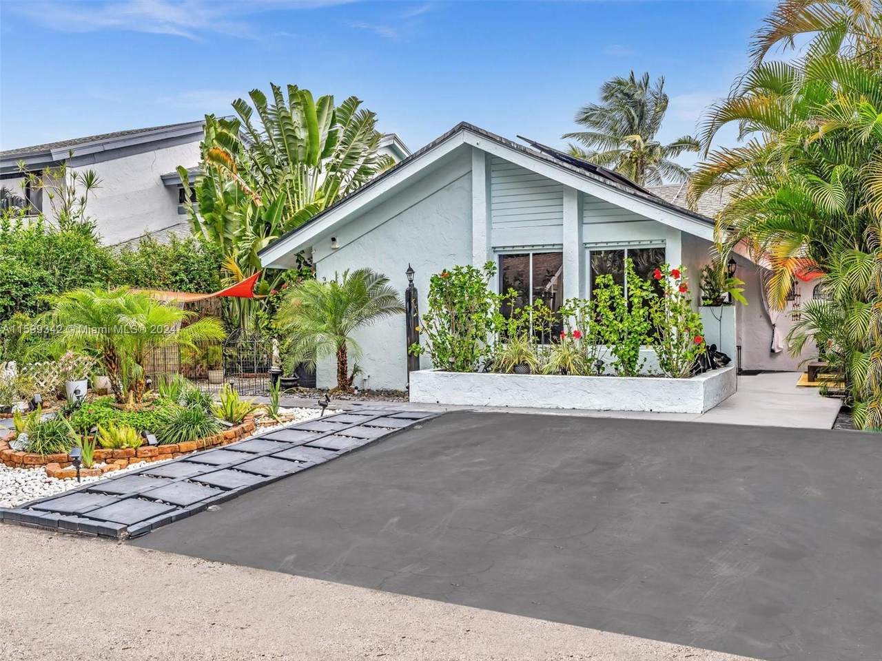 3960 84th Ter - Photo 1