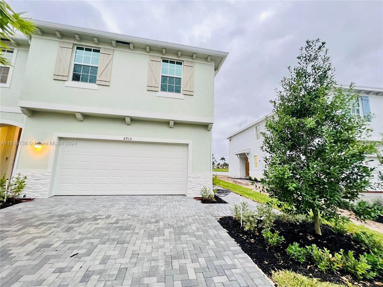 6915 Harbours Edge Ave - Photo 1