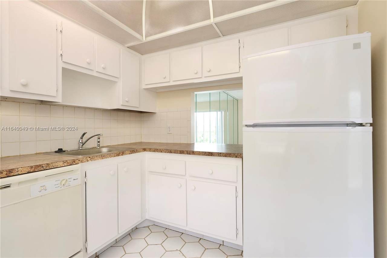1040 Country Club Dr - Photo 1