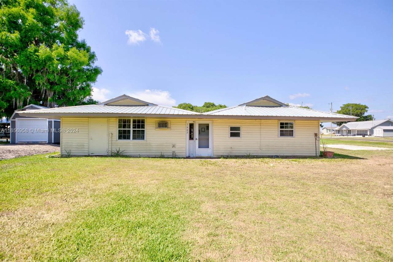 1607 Lakeshore Dr - Photo 1