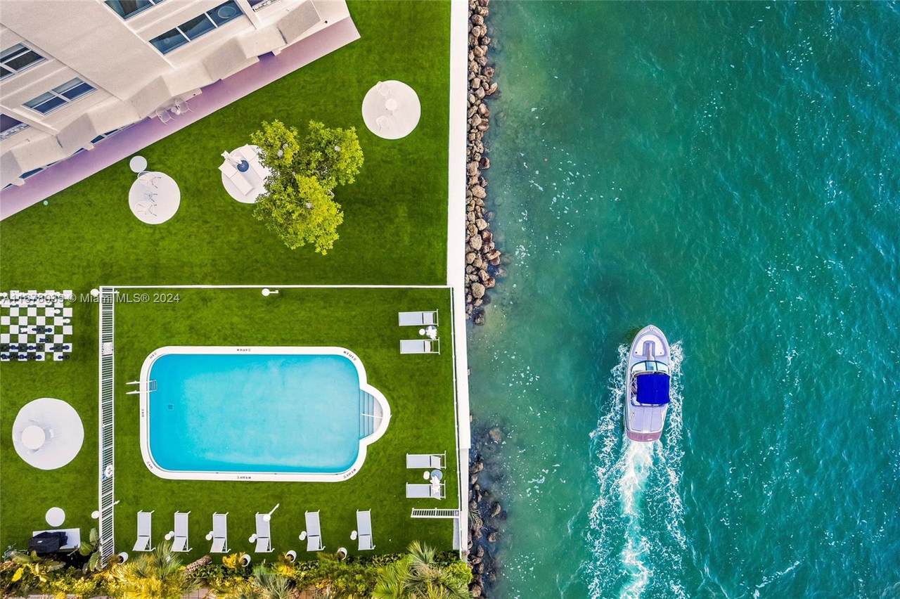 9881 Bay Harbor Dr - Photo 1