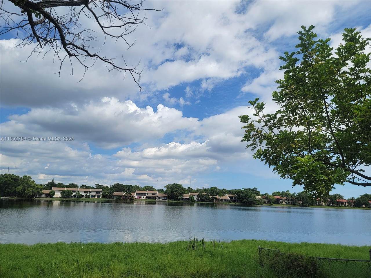 671 195 St - Photo 1