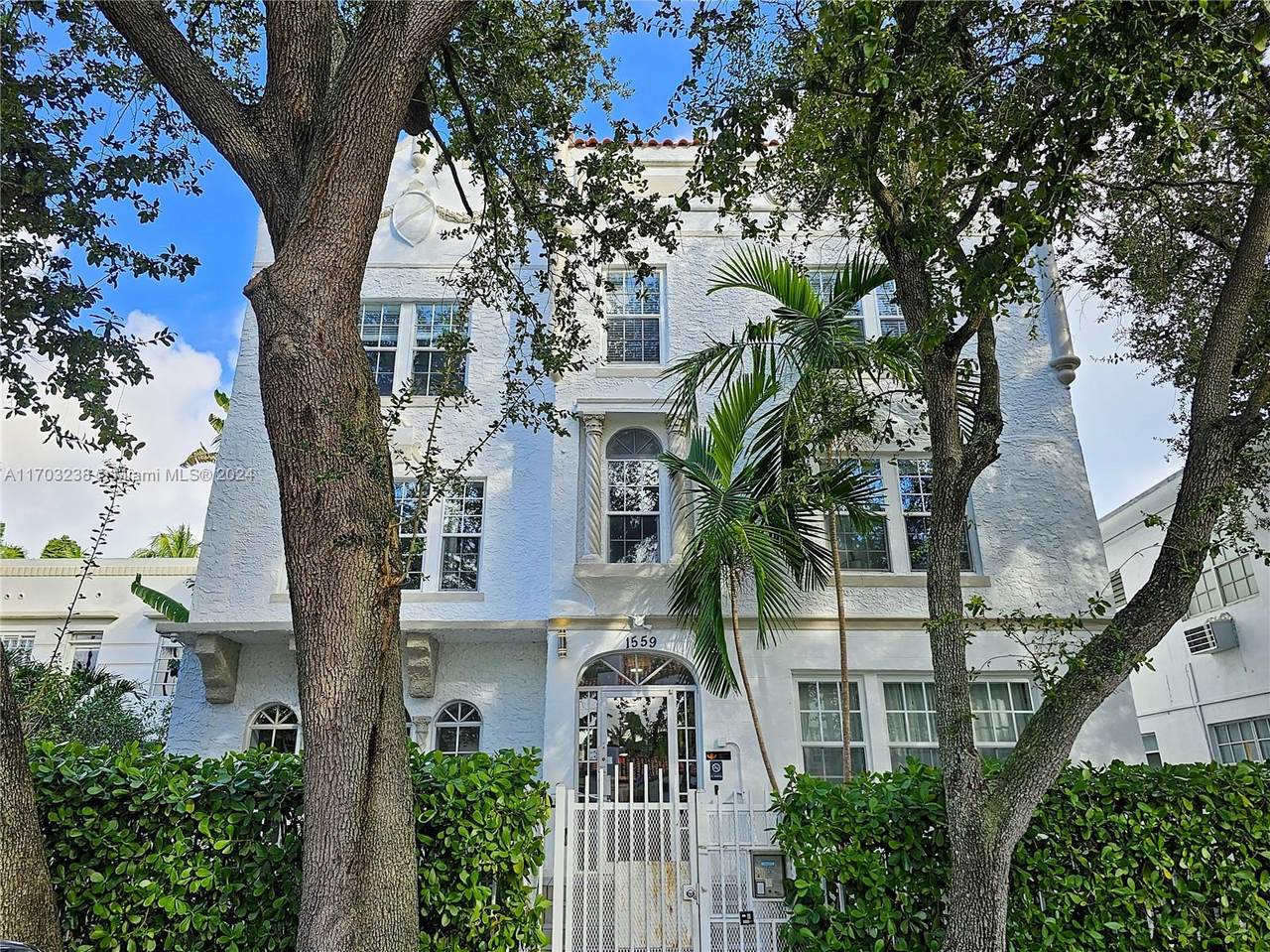 1559 Michigan Ave - Photo 1