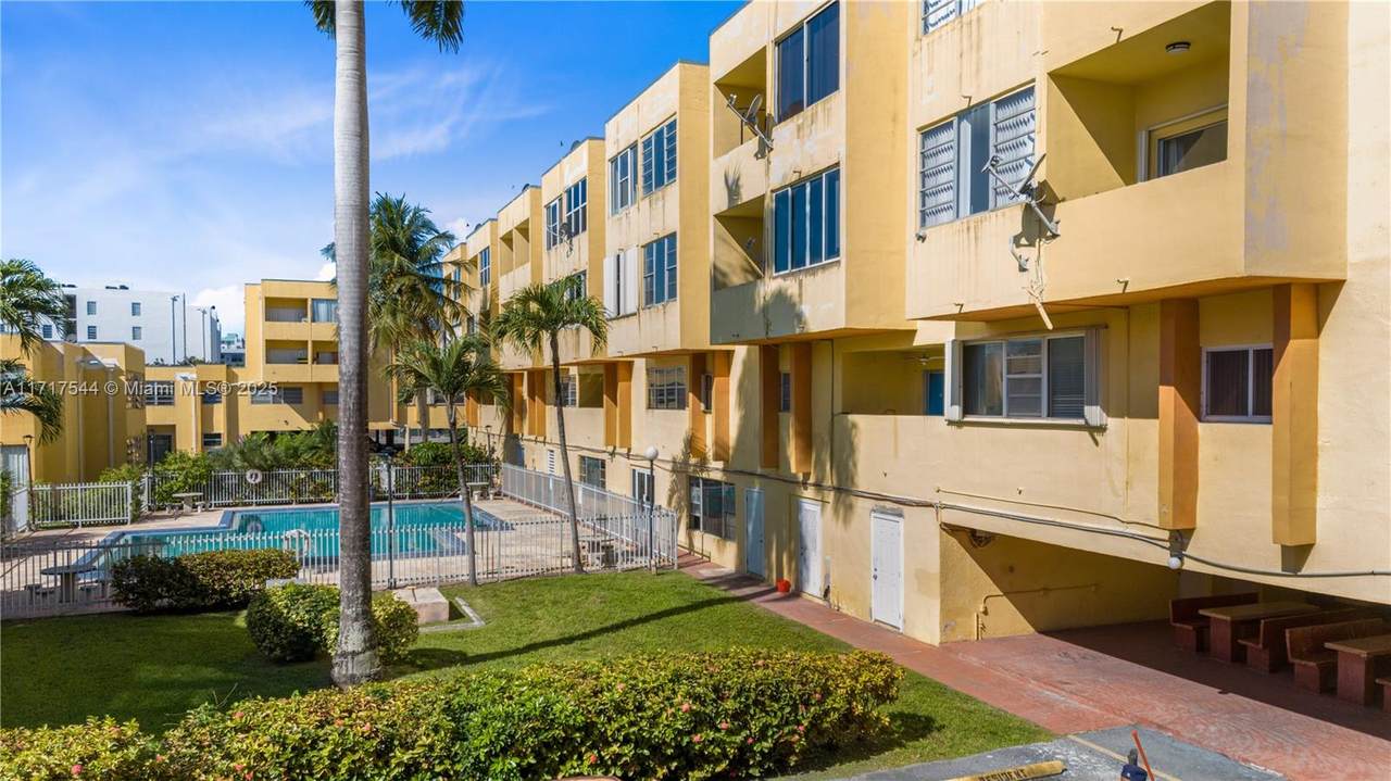 1555 44th Pl - Photo 1