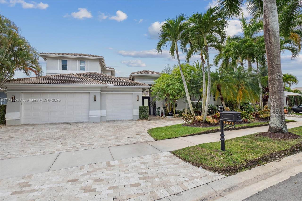 1371 Victoria Isle Dr - Photo 1