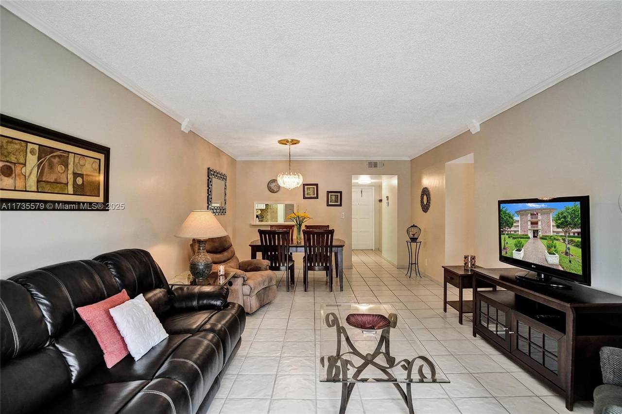 1100 Hillcrest Ct - Photo 1