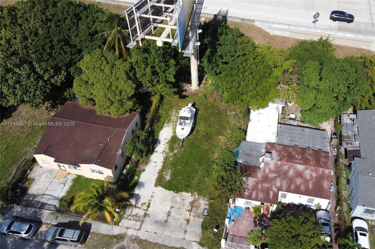 321 37th St - Photo 1
