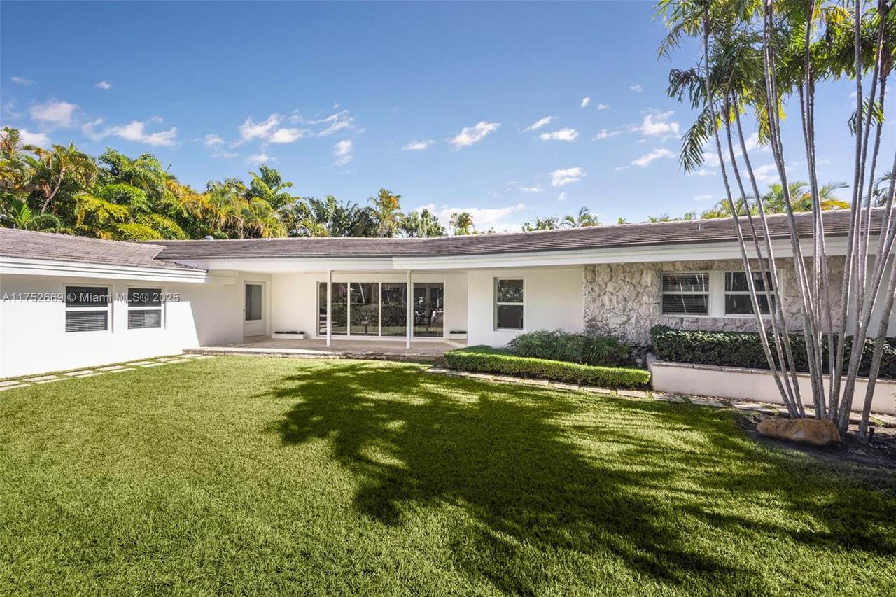 335 Harbor Dr - Photo 1