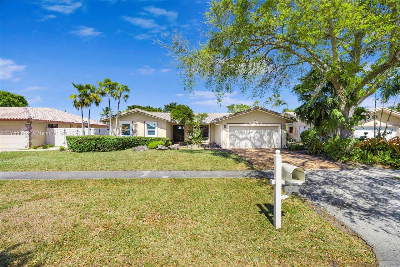 847 Plantation Cir - Photo 1