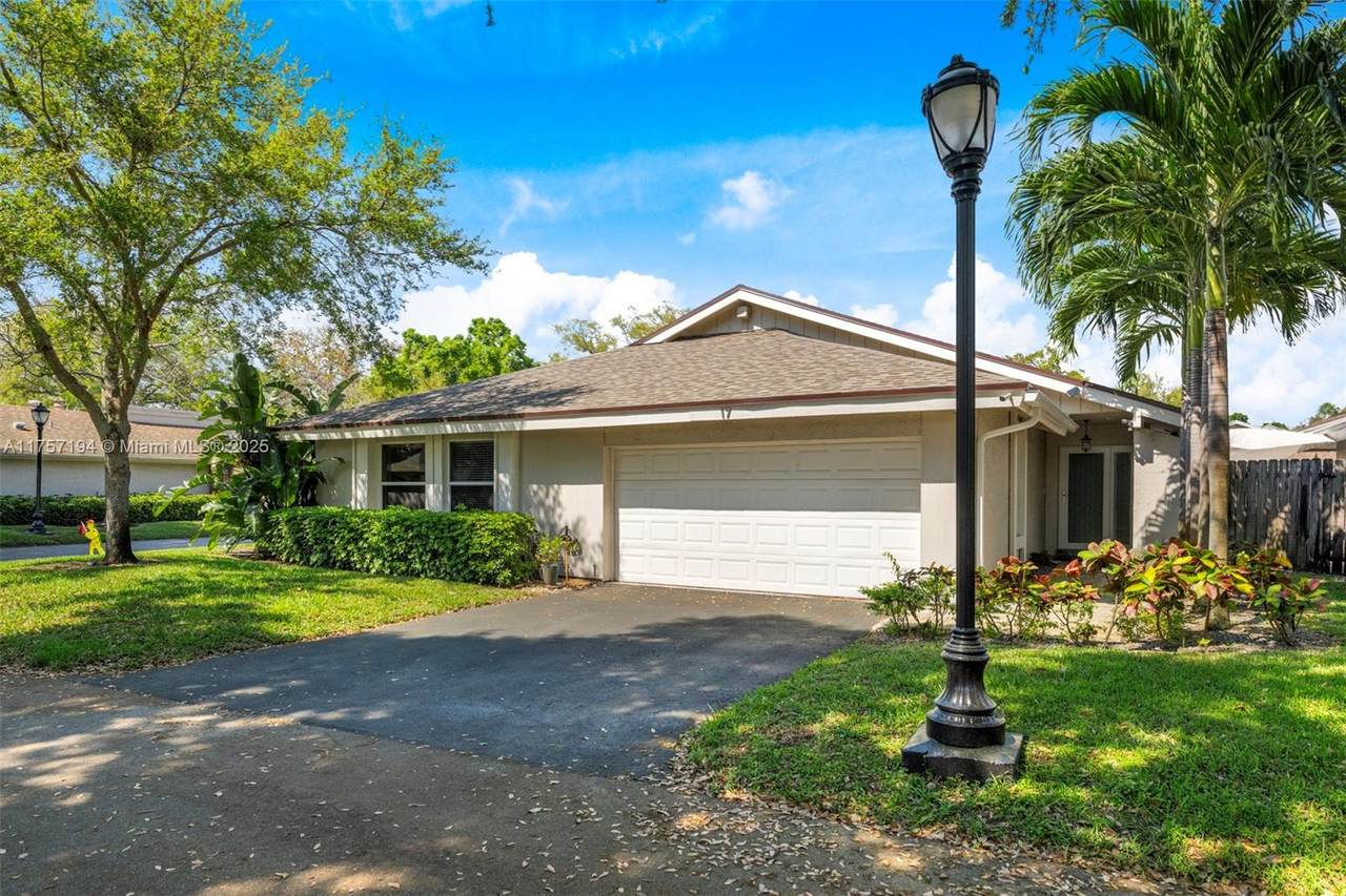 17 Boxwood Rd - Photo 1