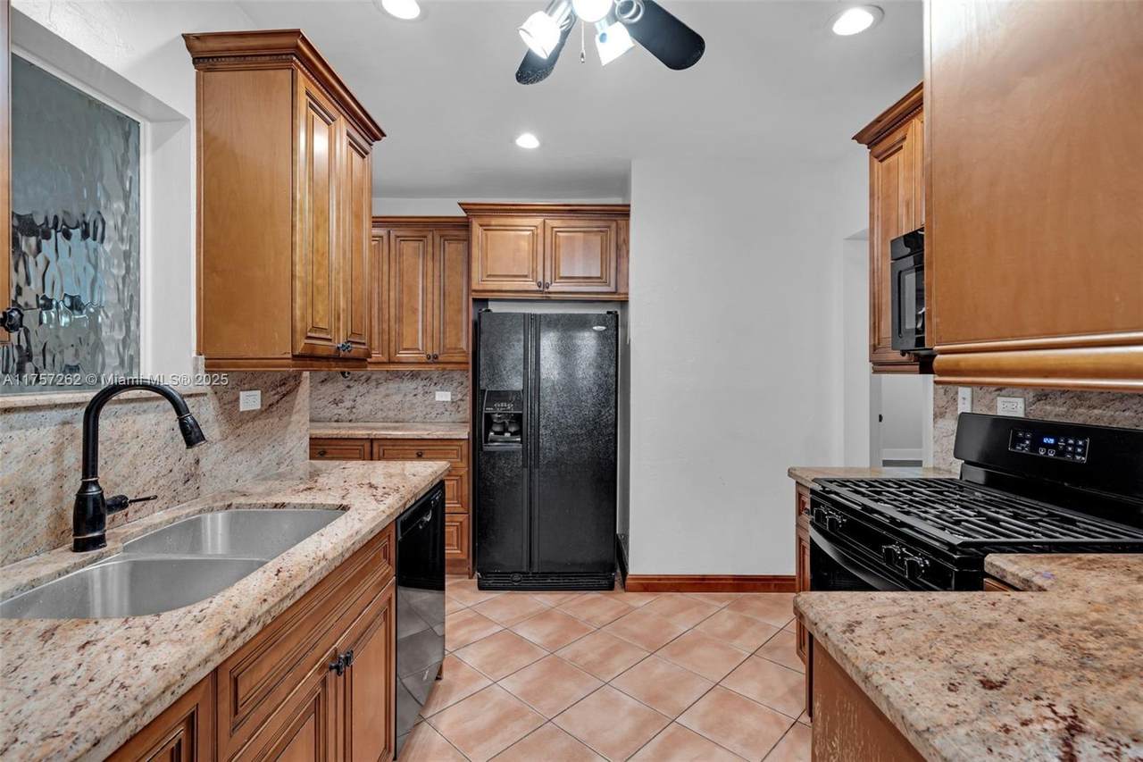 1024 Tyler St - Photo 1