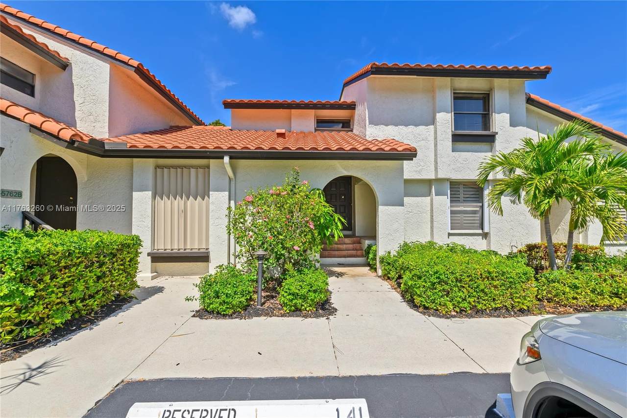 5762 Fox Hollow Dr - Photo 1