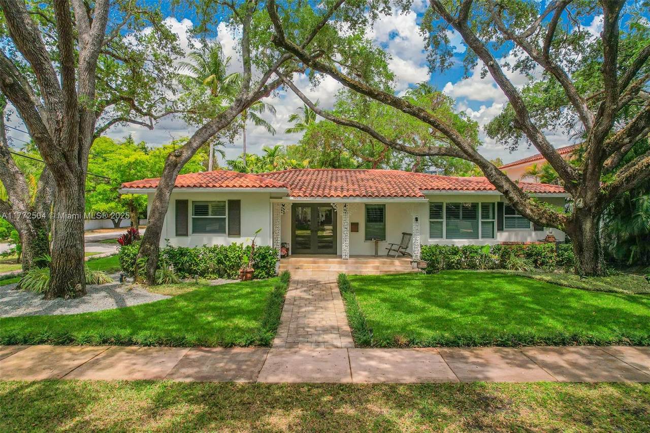 1049 Malaga Ave - Photo 1