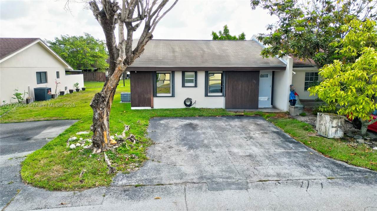 5211 139th Ave Rd - Photo 1