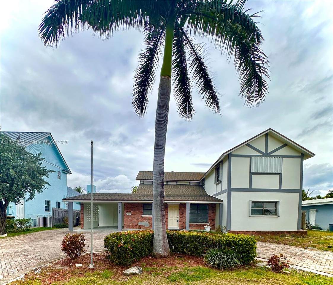 2727 31st Ct - Photo 1