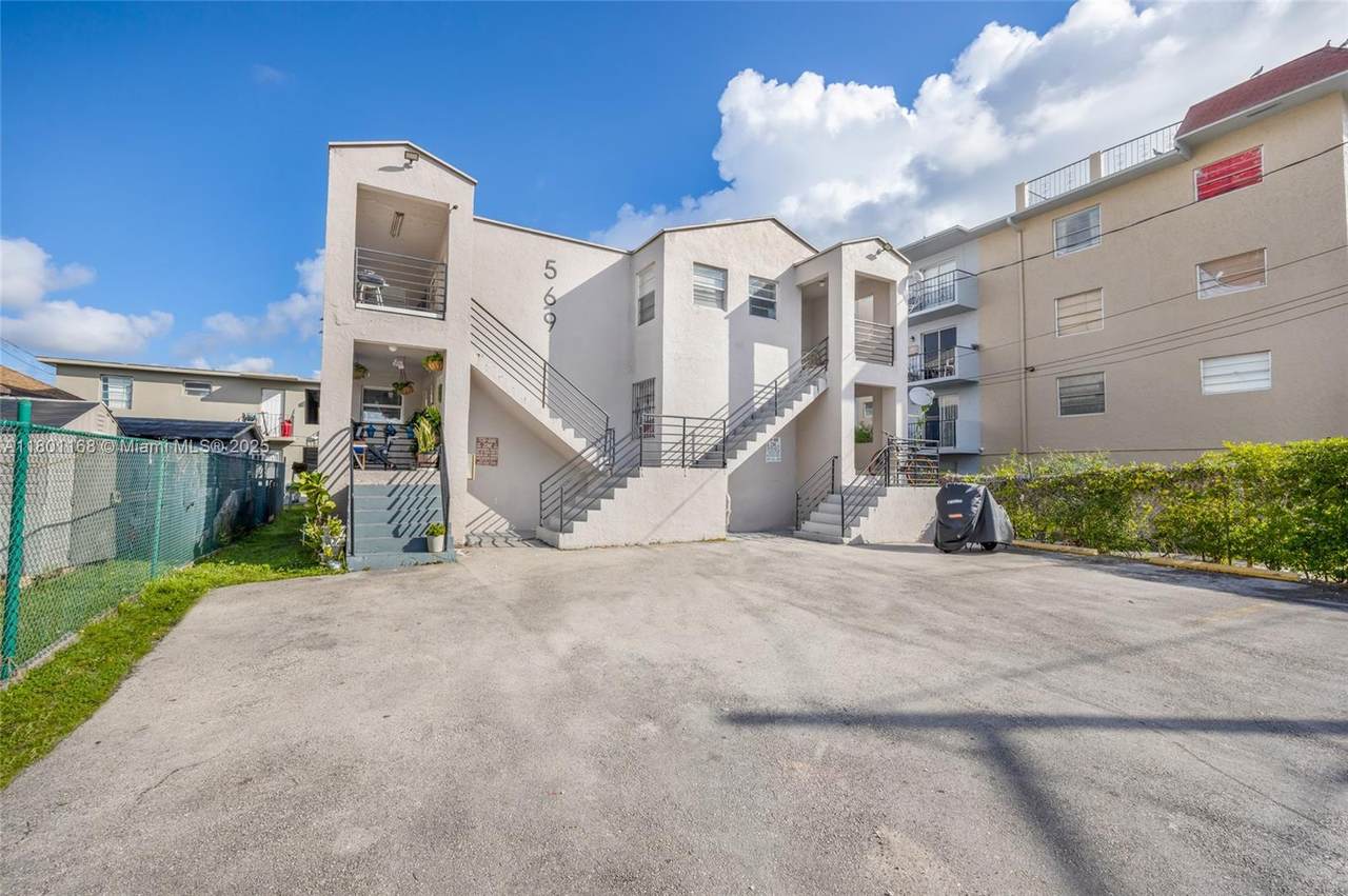 569 4th St - Photo 1