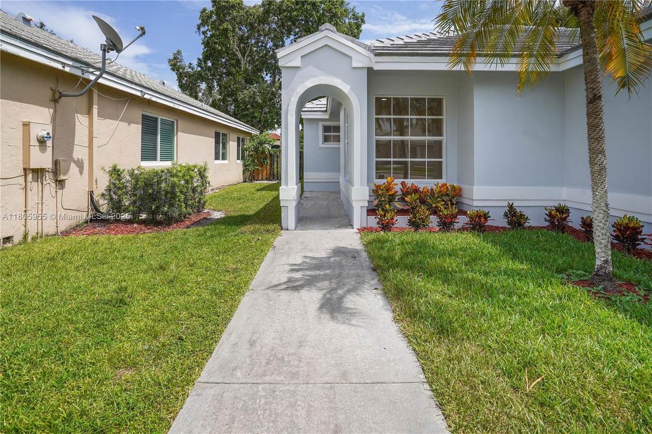 9354 Arborwood Cir - Photo 1