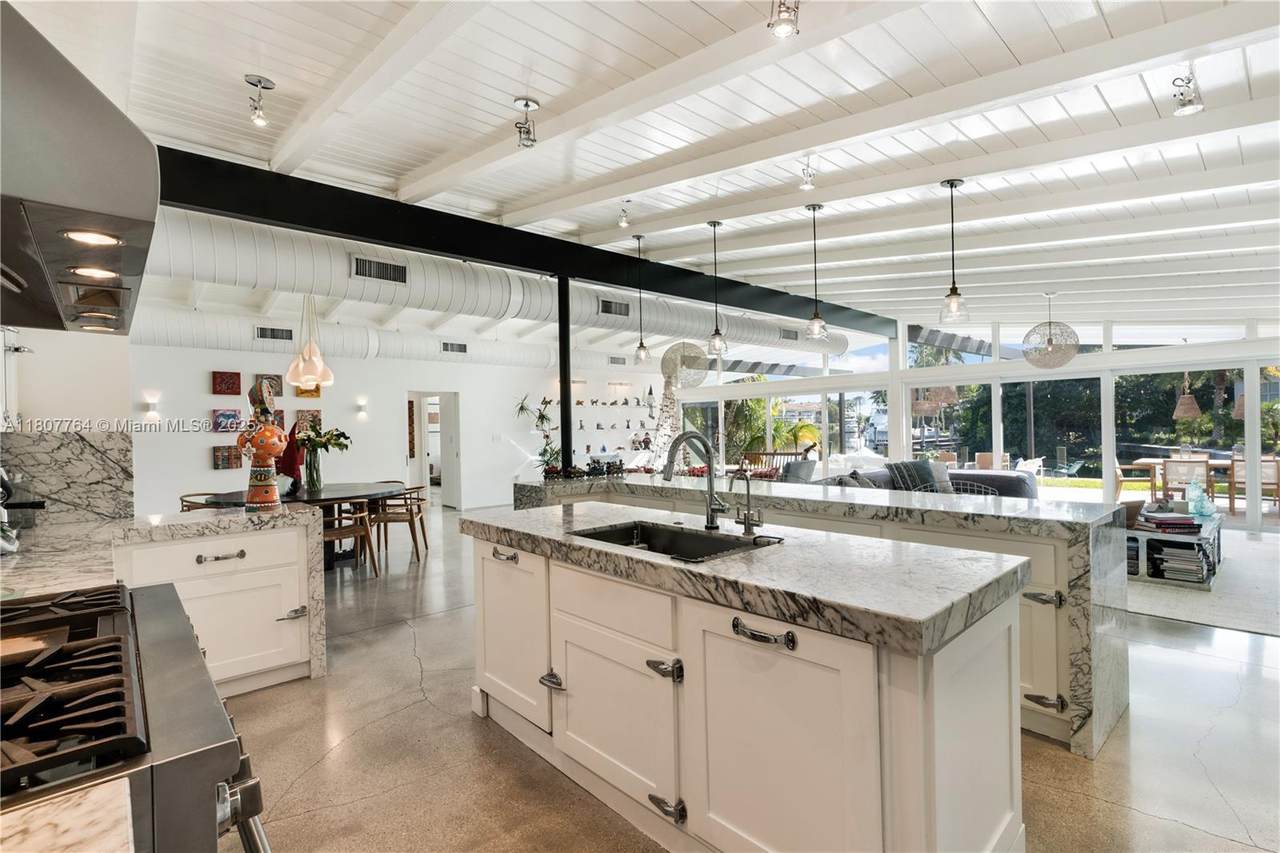 270 Island Dr - Photo 1