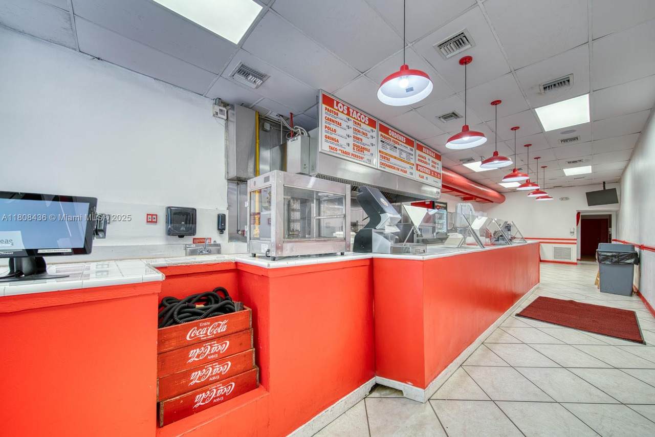 Quick Service Restaurant For Sale In Downtown Miami - Photo 1