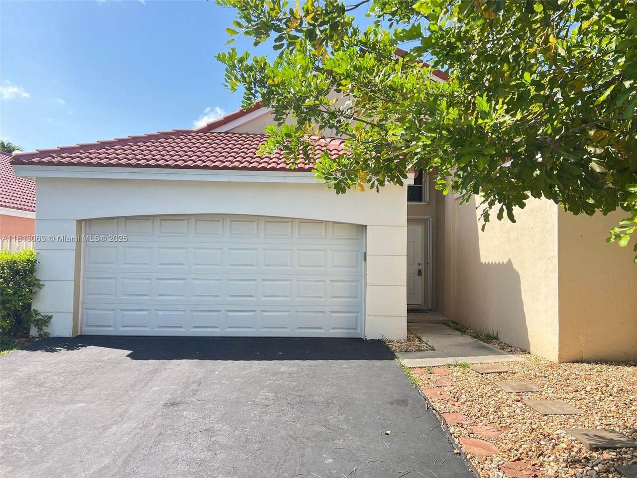 435 Somerset Way - Photo 1