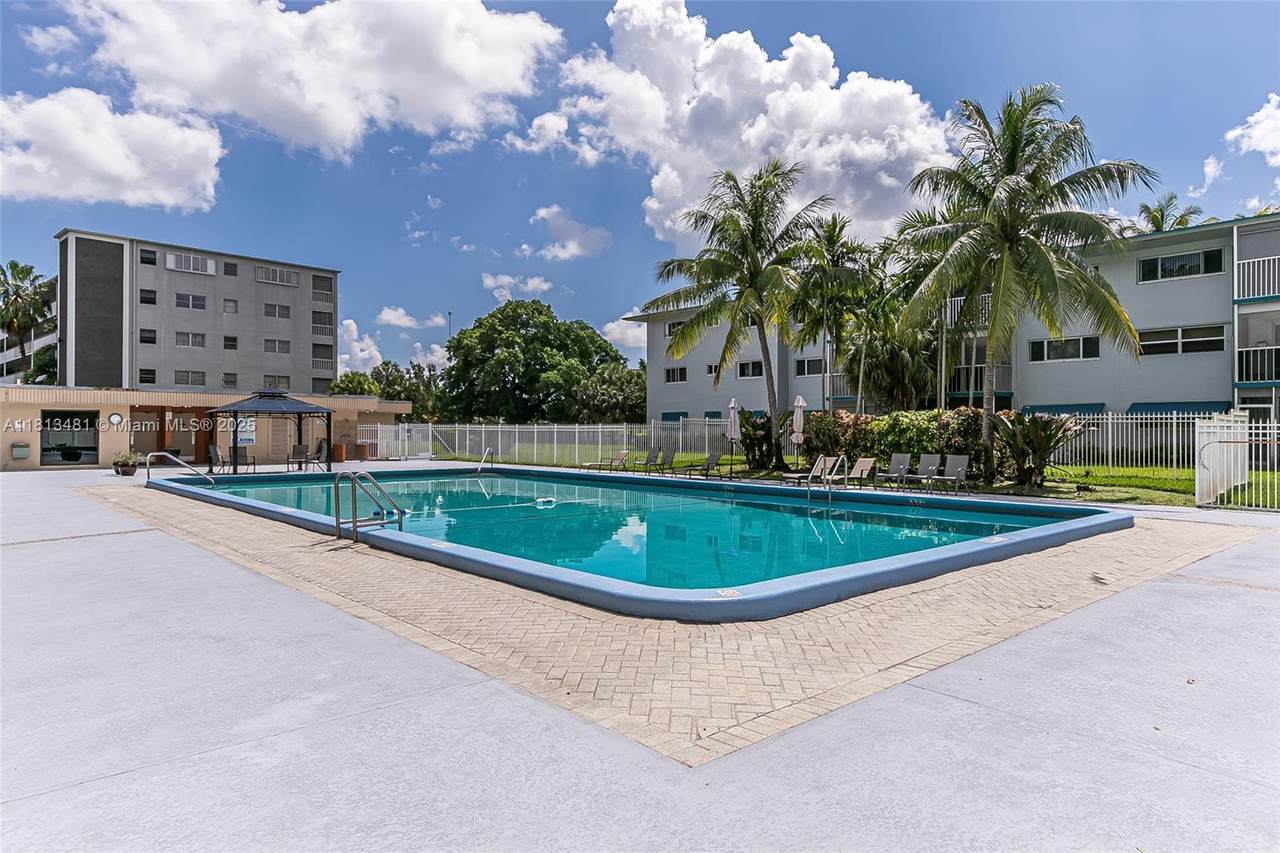 1000 Hillcrest Ct - Photo 1