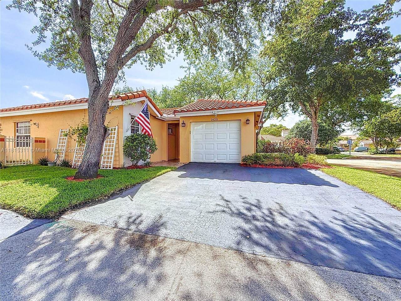 1420 Seagrape Cir - Photo 1