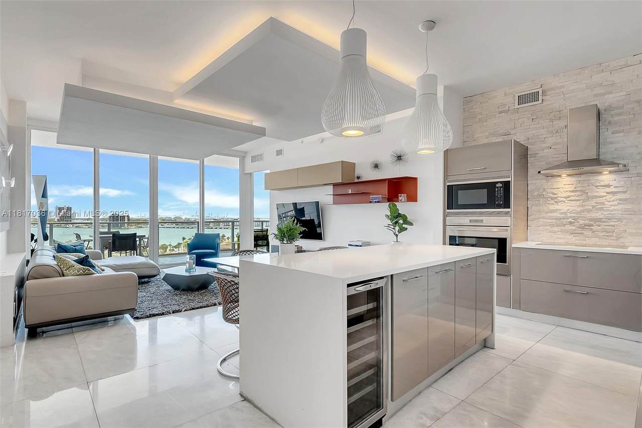 2020 Bayshore Dr - Photo 1