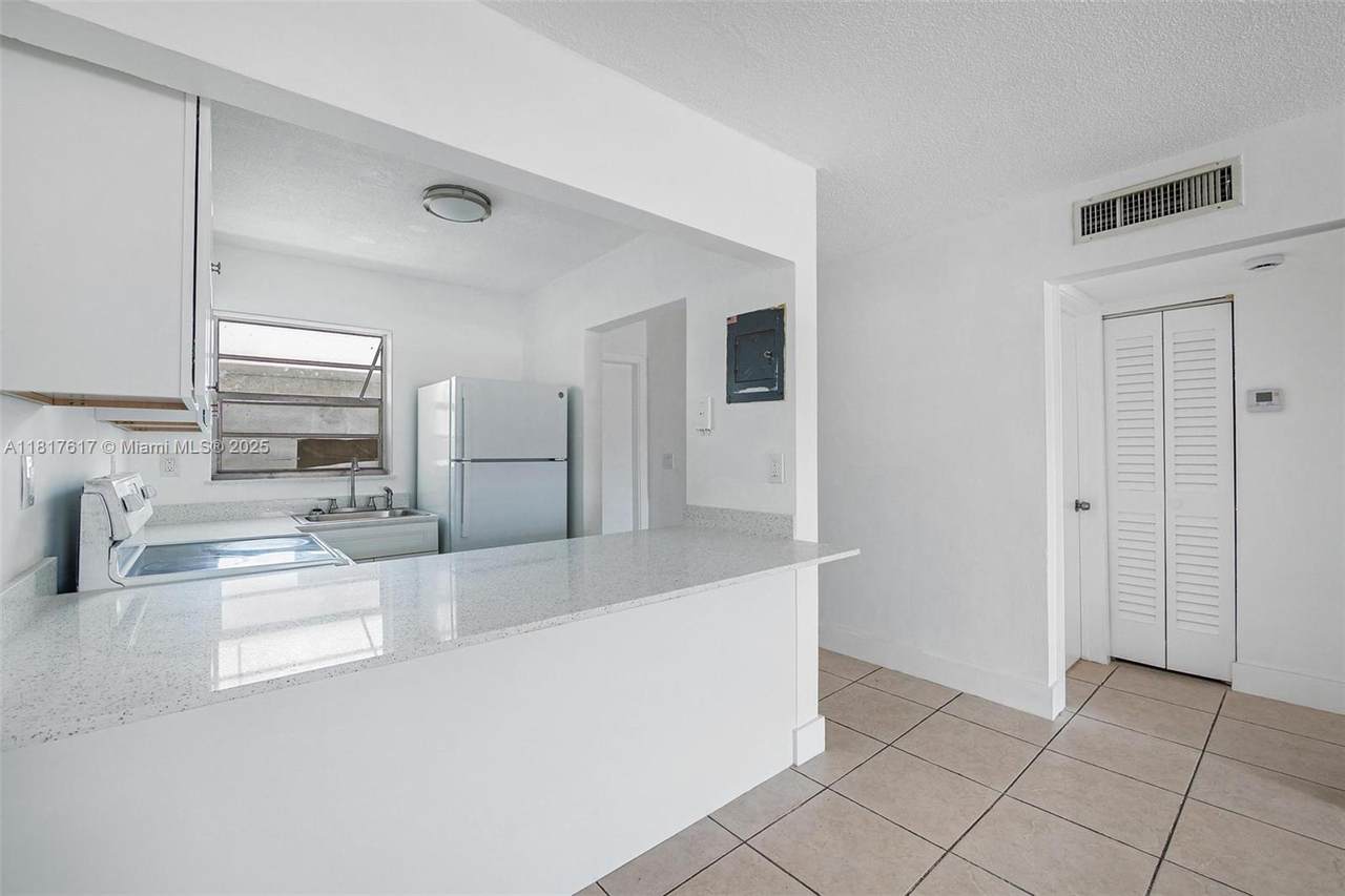 405 11th St - Photo 1