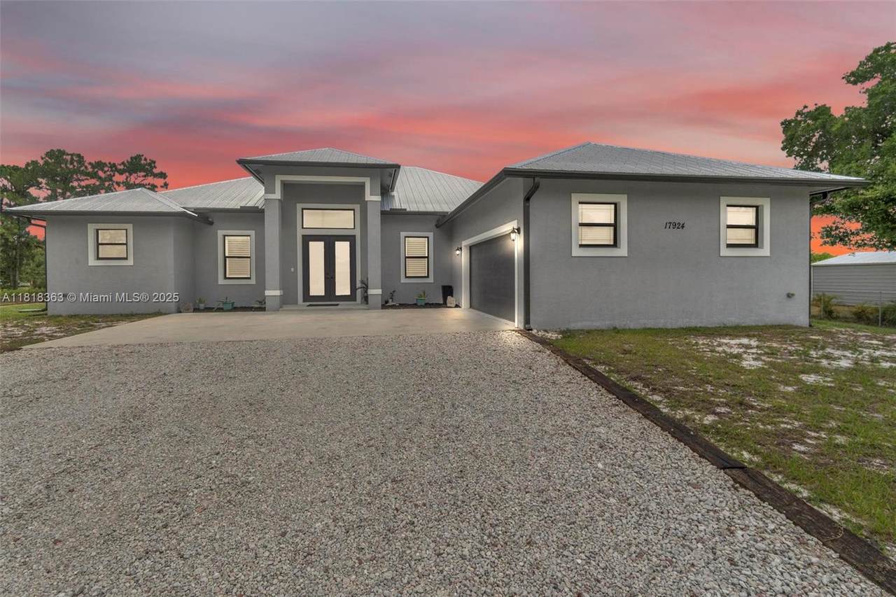 17924 68th St N - Photo 1