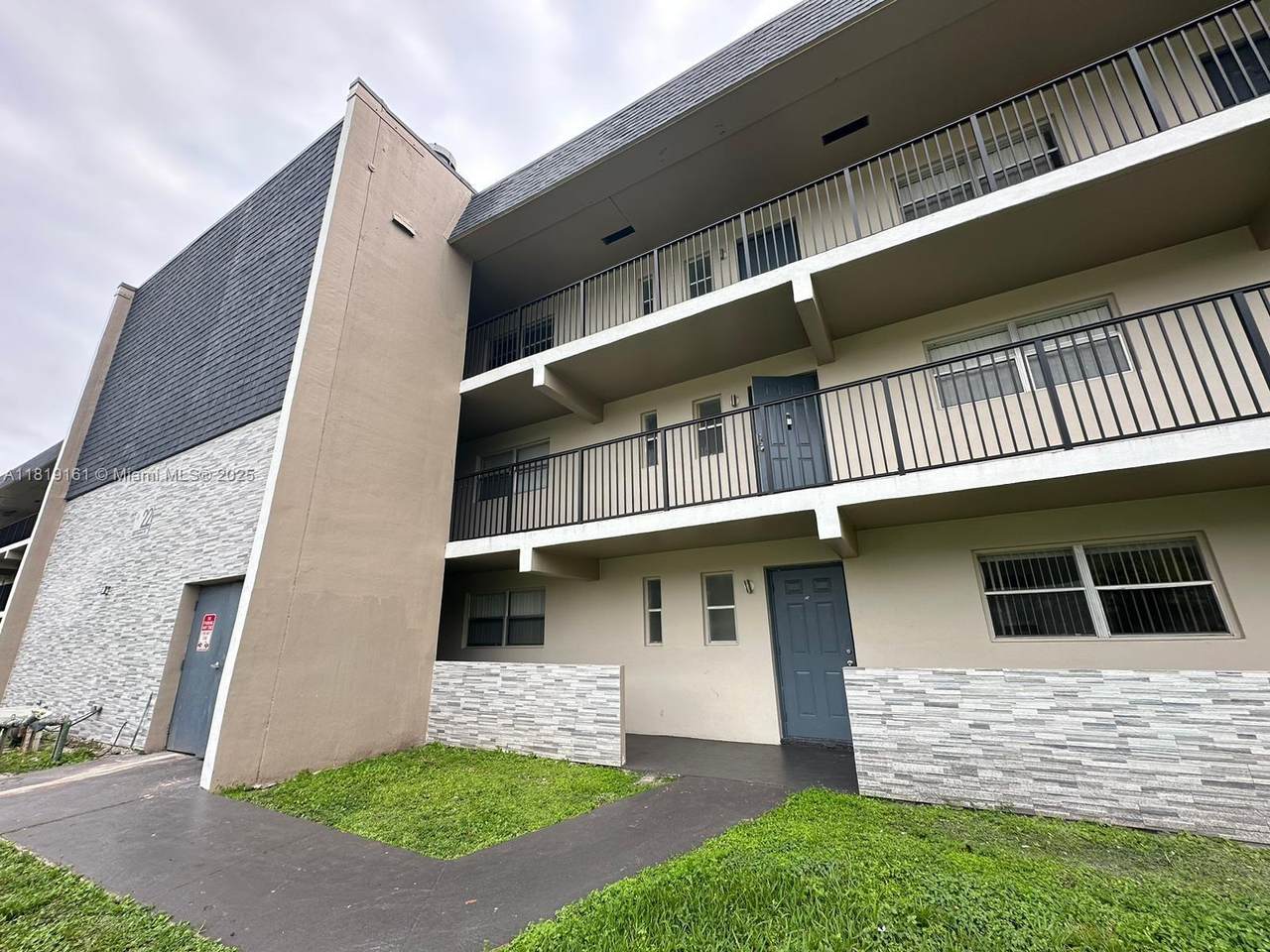 8000 Fairview Dr - Photo 1