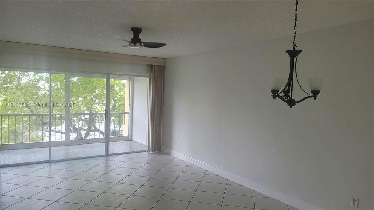 6091 61 AVENUE - Photo 1