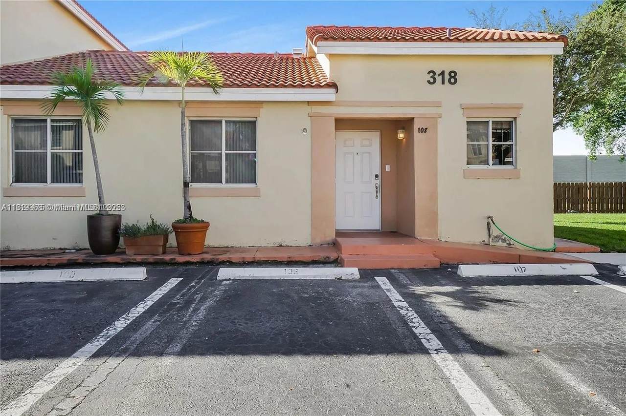 318 114th Ave - Photo 1