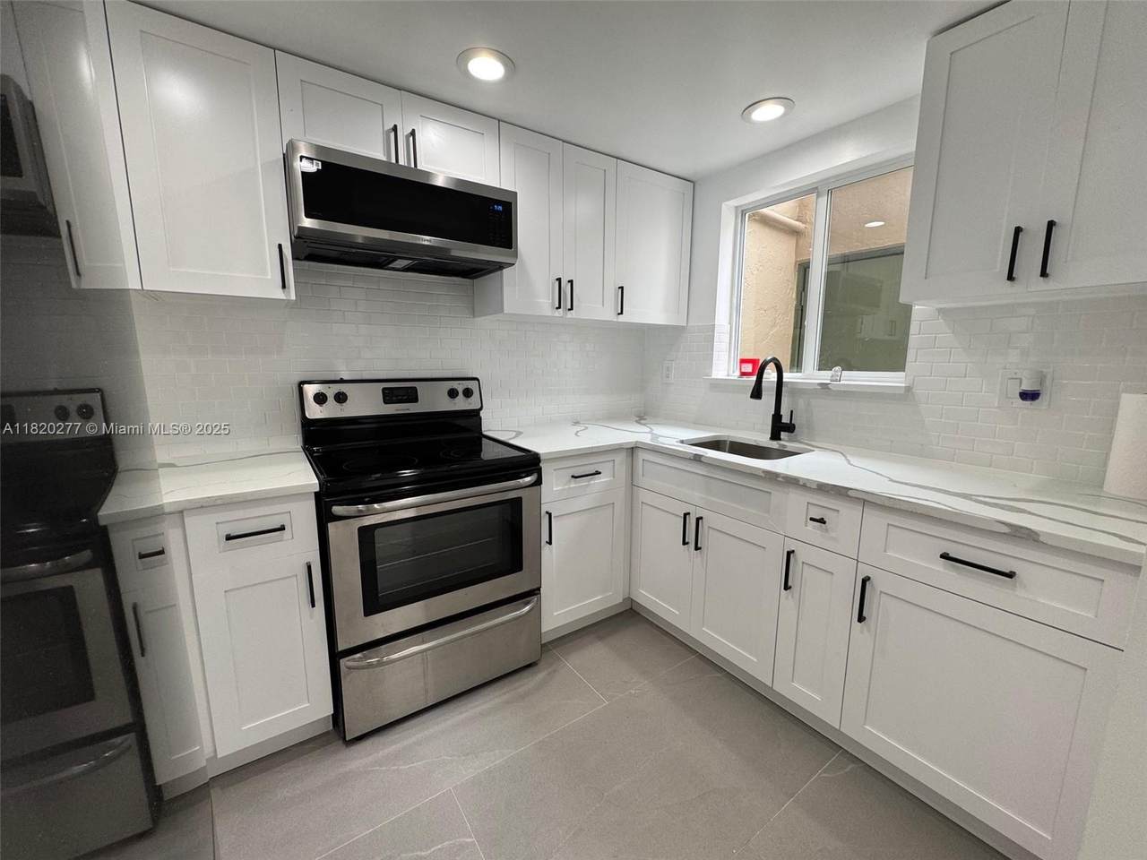 946 37th Ter - Photo 1