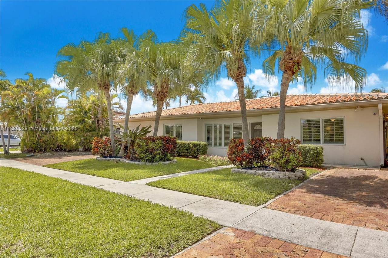 2085 Ixora Rd - Photo 1