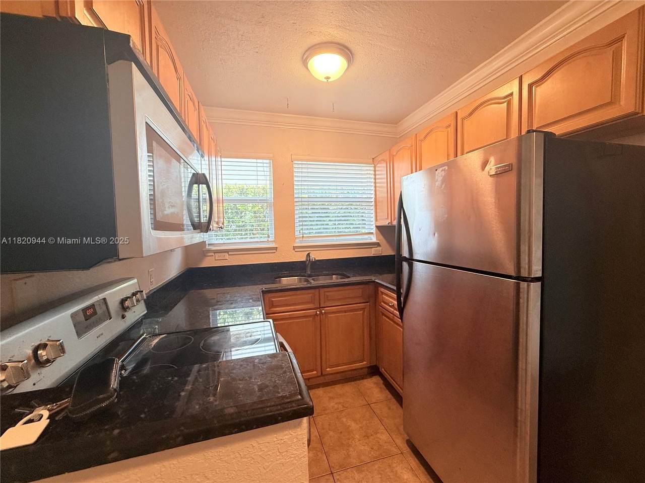 865 39th St - Photo 1