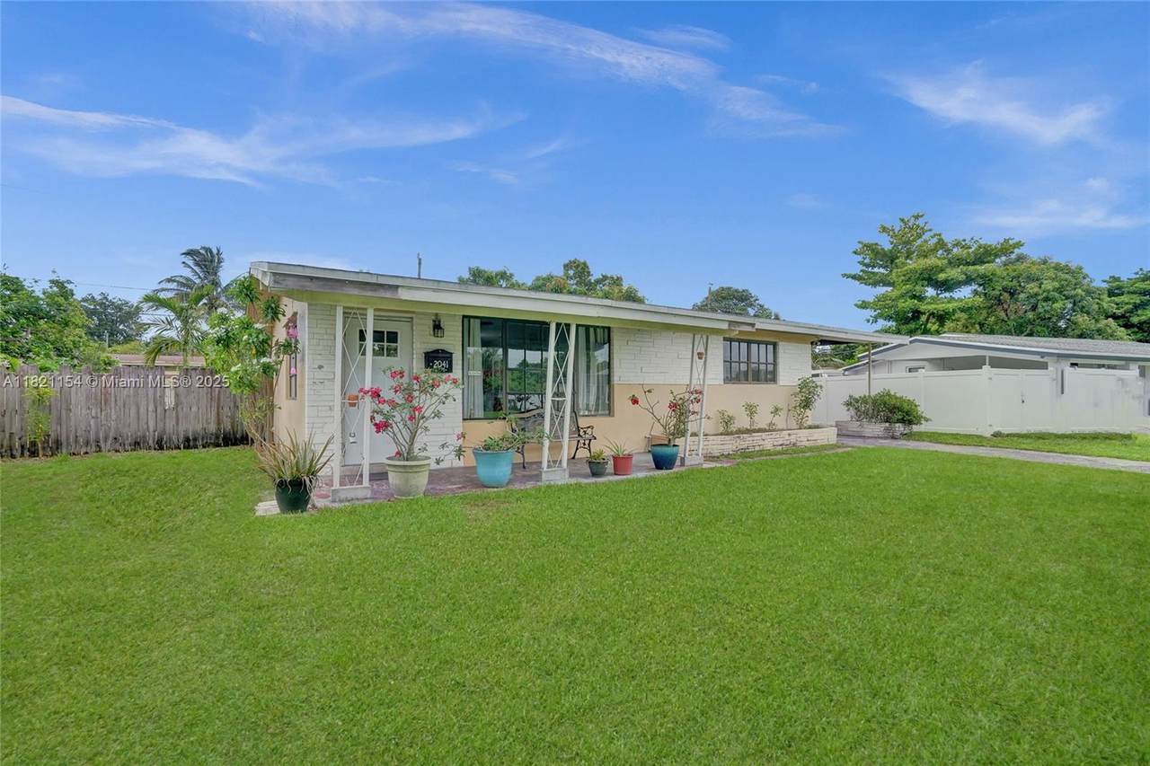 2041 Arcadia Dr - Photo 1