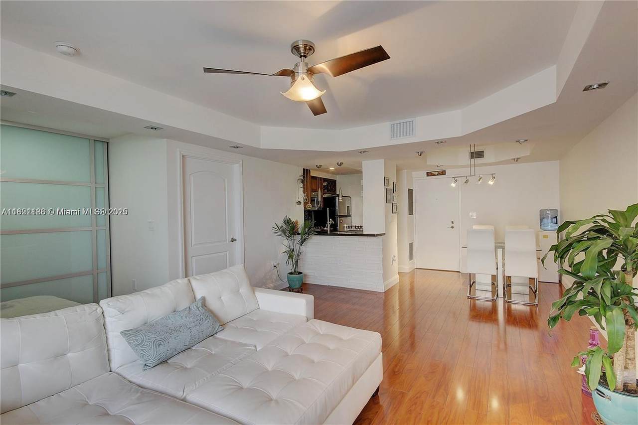 800 West Ave - Photo 1