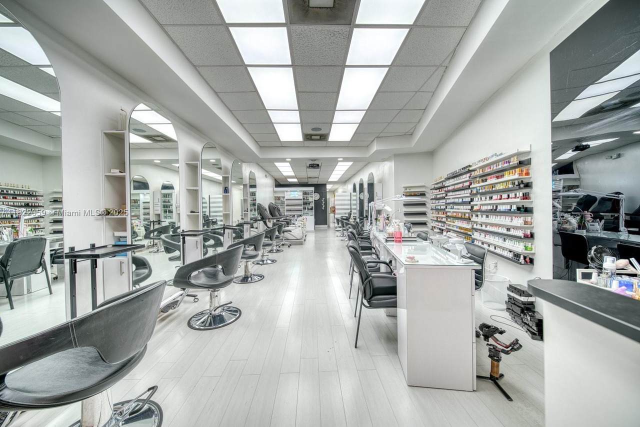 Full Service Beauty Salon On 8th Street - Photo 1