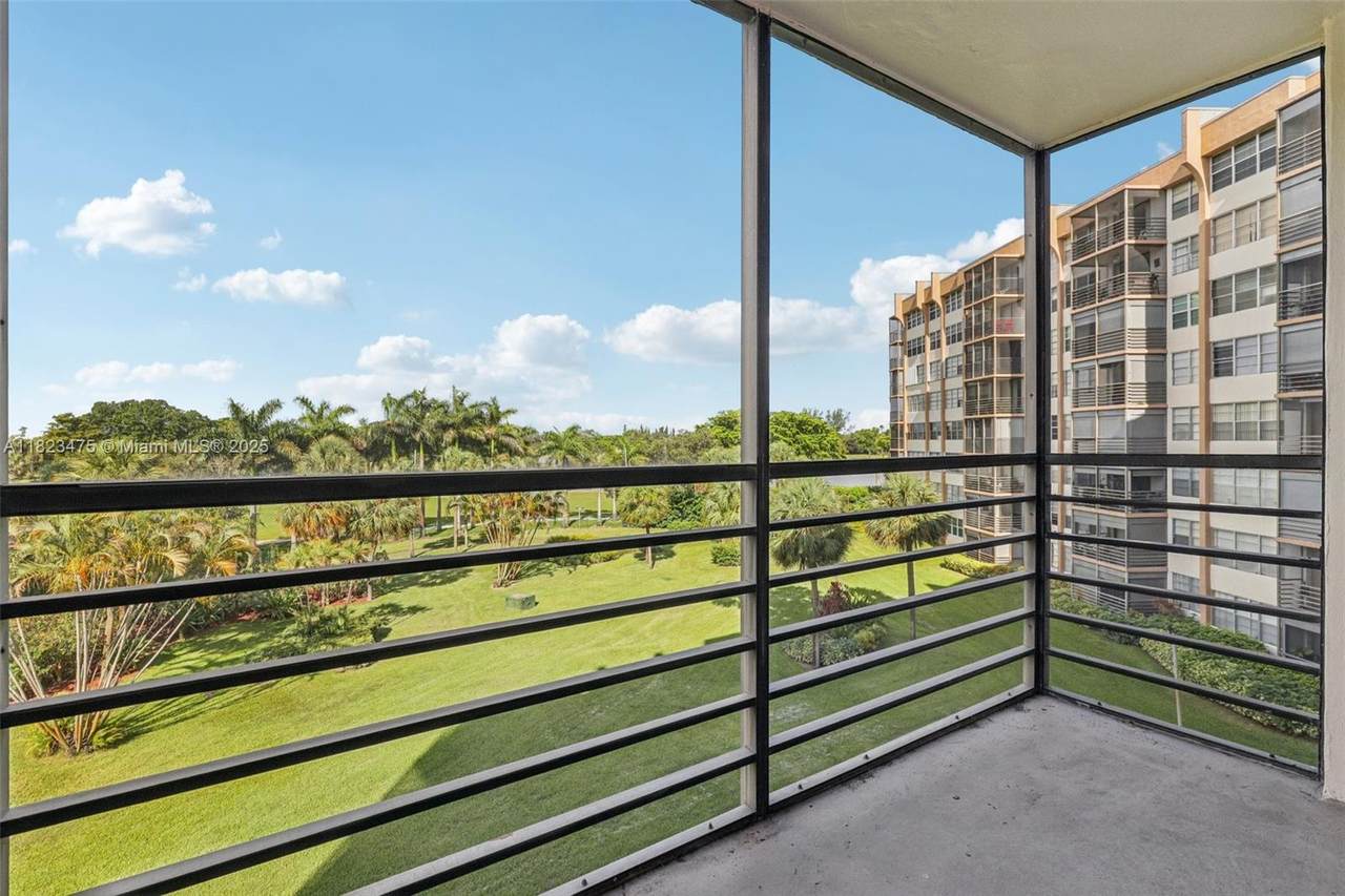 900 Saint Charles Pl - Photo 1