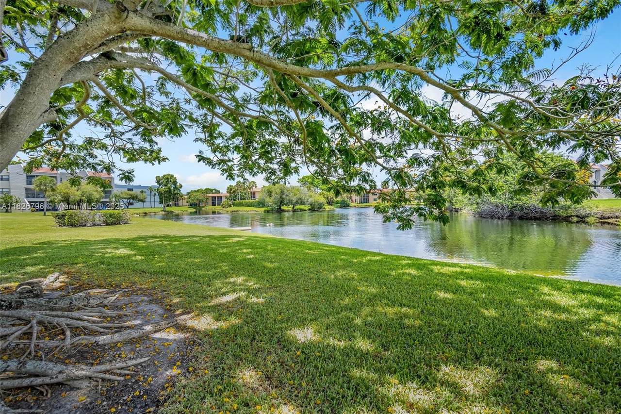 220 Lakeview Dr - Photo 1