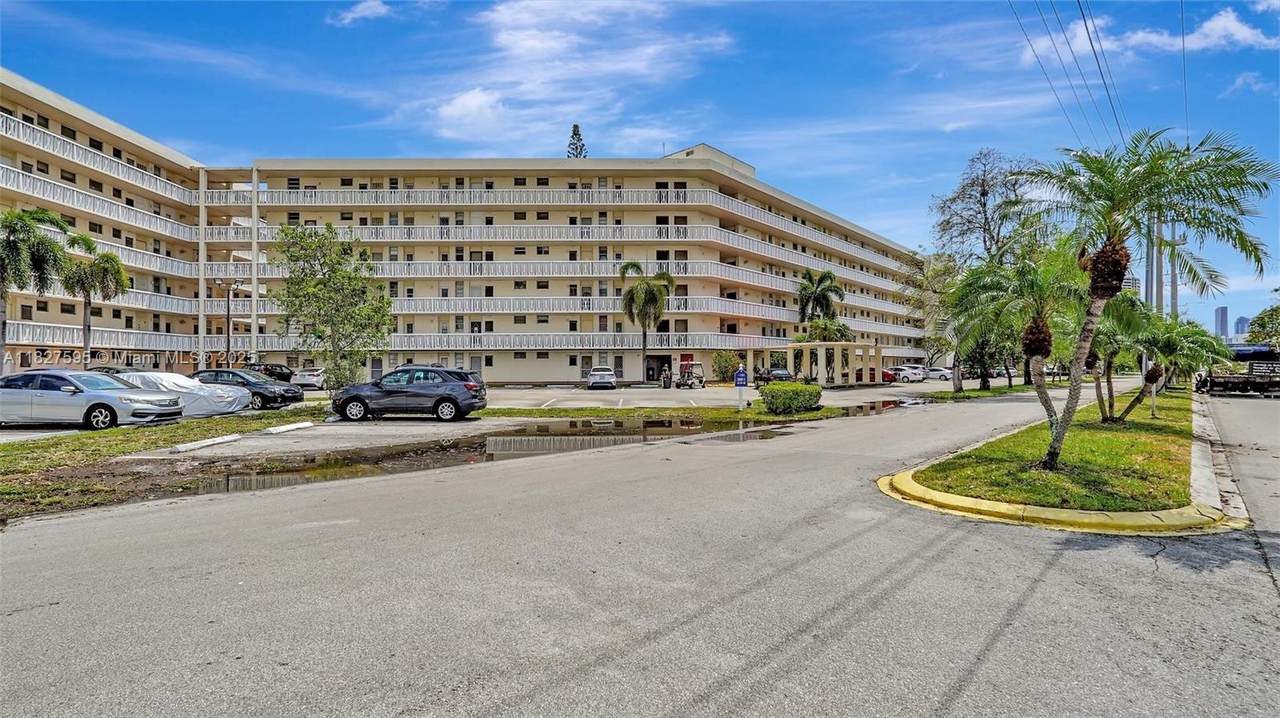 2905 Point East Dr - Photo 1