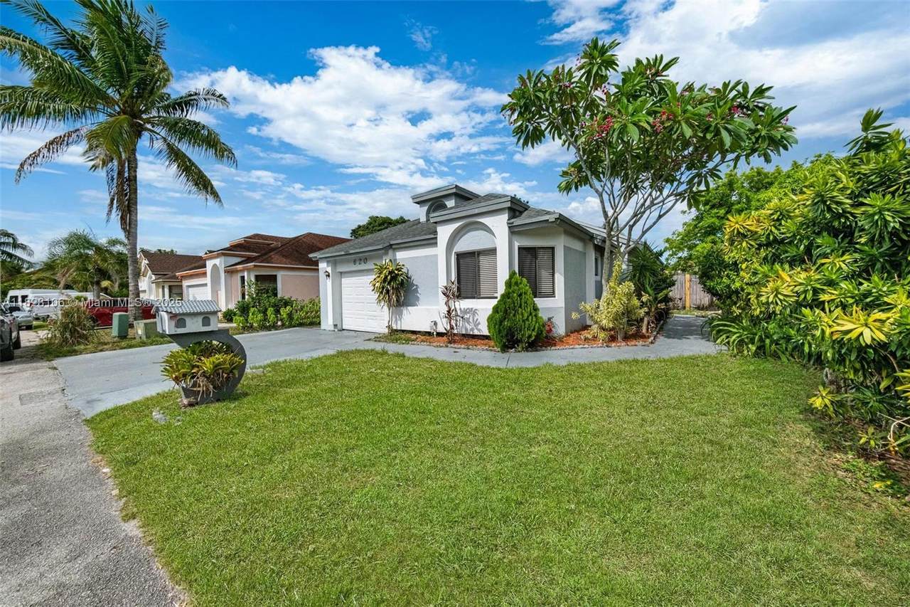 620 Laurel Way - Photo 1