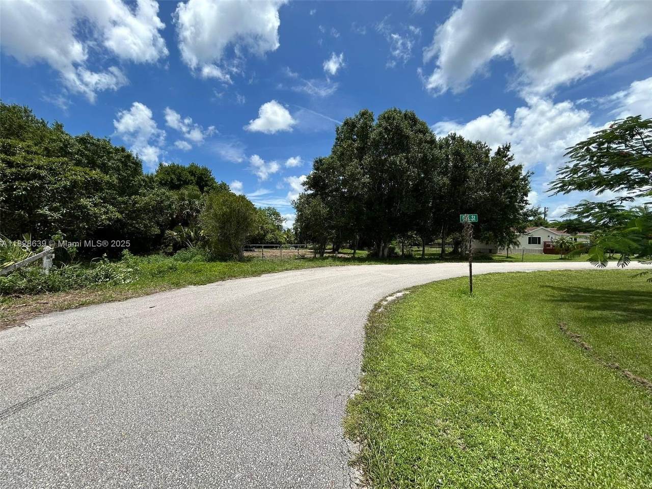 1052 Oak St - Photo 1