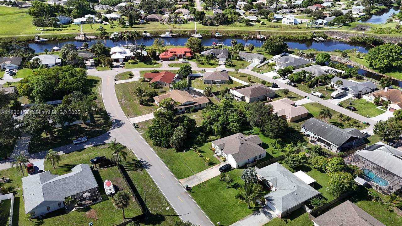 2668 Cameo Blvd - Photo 1