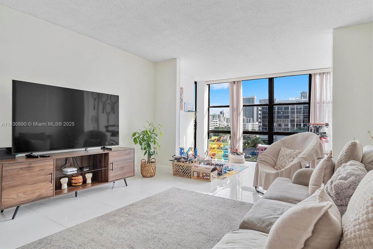 800 Parkview Dr - Photo 1