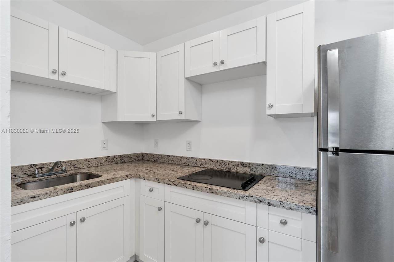 2047 Lincoln Ave - Photo 1